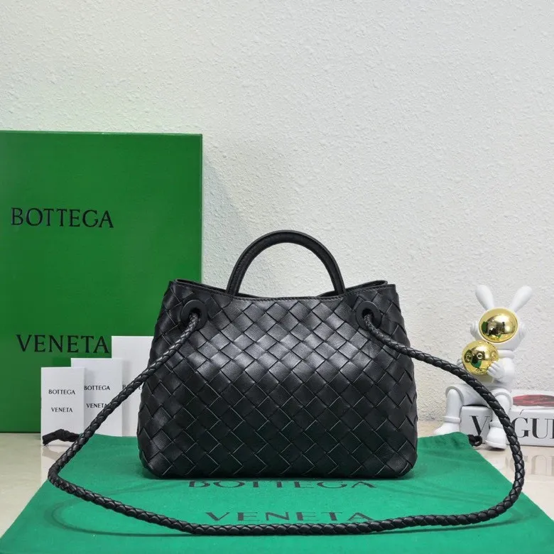 Batch 1860 B's 2023 spring and summer new model continues the brand's woven style with detailed metal knot switch buckles. This time, the shoulder straps are also made into tube weaves, showing different craftsmanship. The carrying method is versatile to create more different looks. Intrecciato woven leather small handbag, equipped with sliding crossbody strap. Internal compartments, including 1 zipper pocket and 2 open pockets with magnetic buckle closure. Size: 19*25*10.5cm, model: 7463#